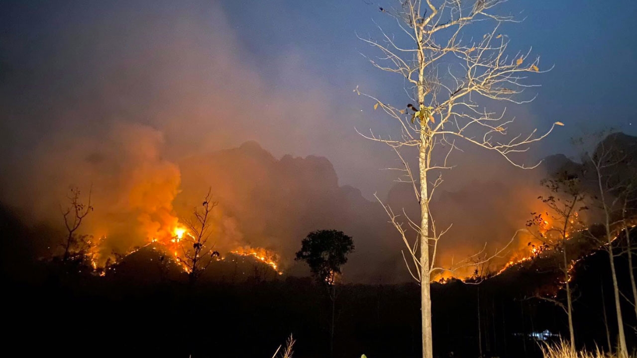 สธ.สังขละบุรี เตือนชาวบ้านกลุ่มอ่อนไหว ระวังฝุ่นควันไฟป่า กระทบการหายใจ