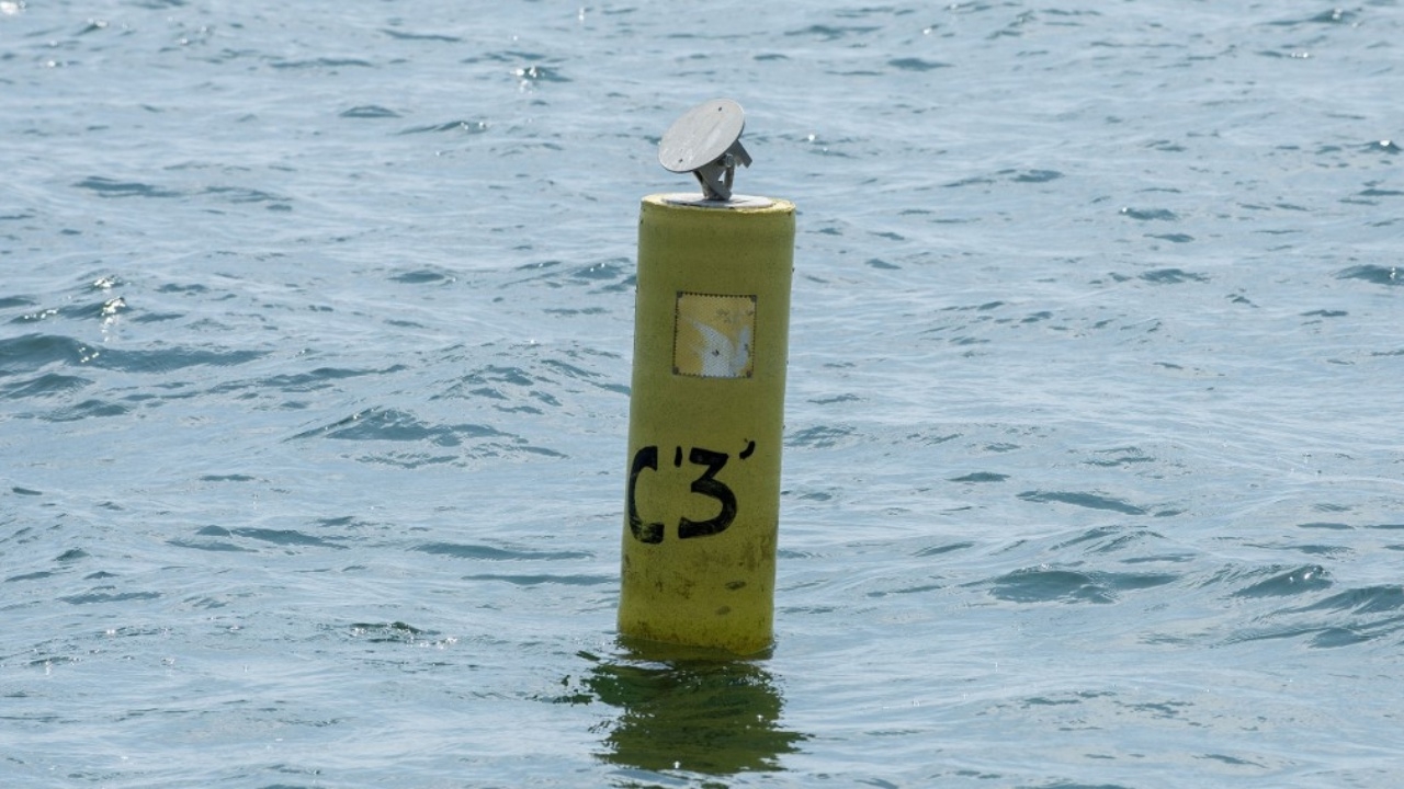 หนุ่มกะลาสีตกเรือเกาะทุ่นตกปลาลอยคอกลางทะเล รอดปาฏิหาริย์