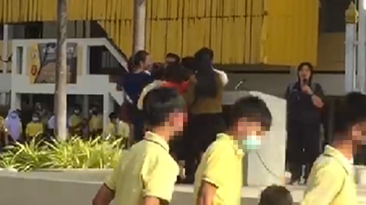 นักเรียนเล่าเหตุการณ์ นาที ผอ.โรงเรียนที่เทพา ชักปืนหน้าเสาธง