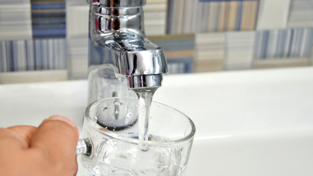 กรมอนามัย ชี้ "น้ำประปาเค็ม" ไม่กระทบสุขภาพ กลุ่มเสี่ยงหากดื่มต้องระวัง