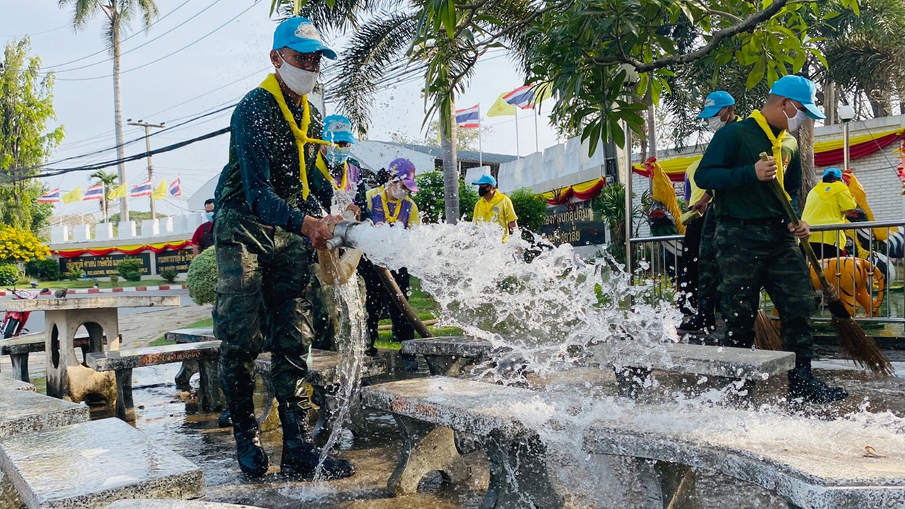 ทบ. ลุยพ่นฆ่าเชื้อโควิด 7 วัน 273 ร.ร. 36 จว.สร้างความมั่นใจให้ครู-นร.