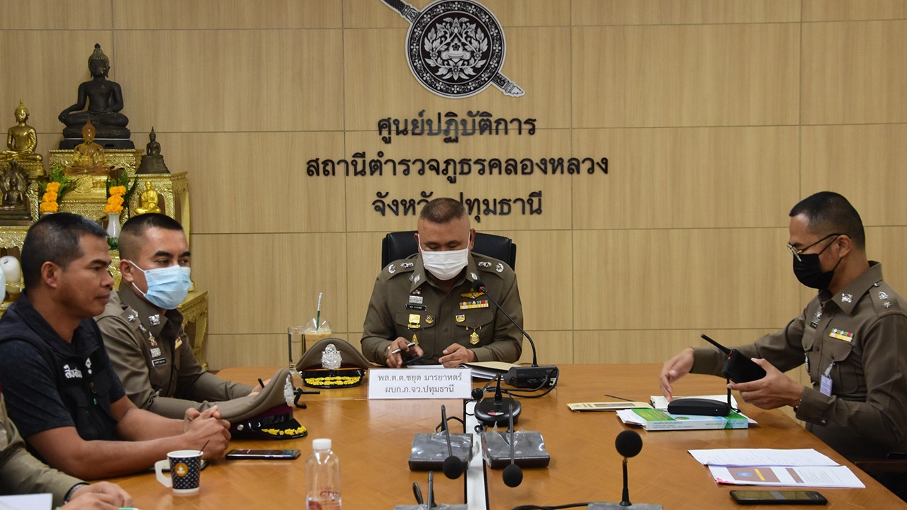 ผู้การฯ ปทุม เรียกประชุมทีมสืบสวน ล่ามือยิงหนุ่ม ปวส. เสียชีวิตหน้าบ้าน