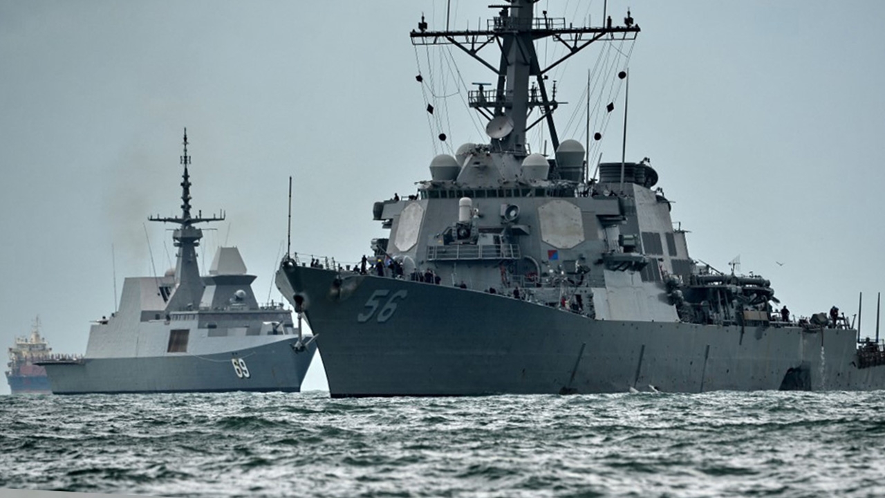 สหรัฐฯ กร้าว ส่งเรือพิฆาตแล่นใกล้น่านน้ำพิพาททะเลจีนใต้ จีนส่งบินรบไล่