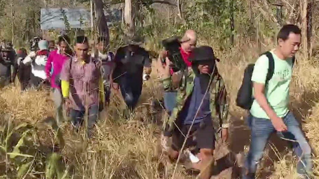 ทนายตั้มปาดเหงื่อ ปีนภูเหล็กไฟ ยันน้องชมพู่ เดินขึ้นมาเองไม่ได้