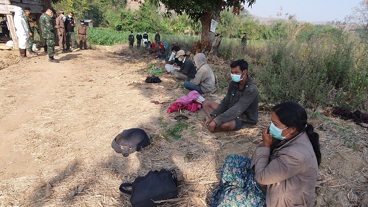 พม่าทะลักหลบหนีข้ามแดน นอนตายกลางป่าแม่สอด ฉก.ร.4 รวบได้อีก 16 ราย