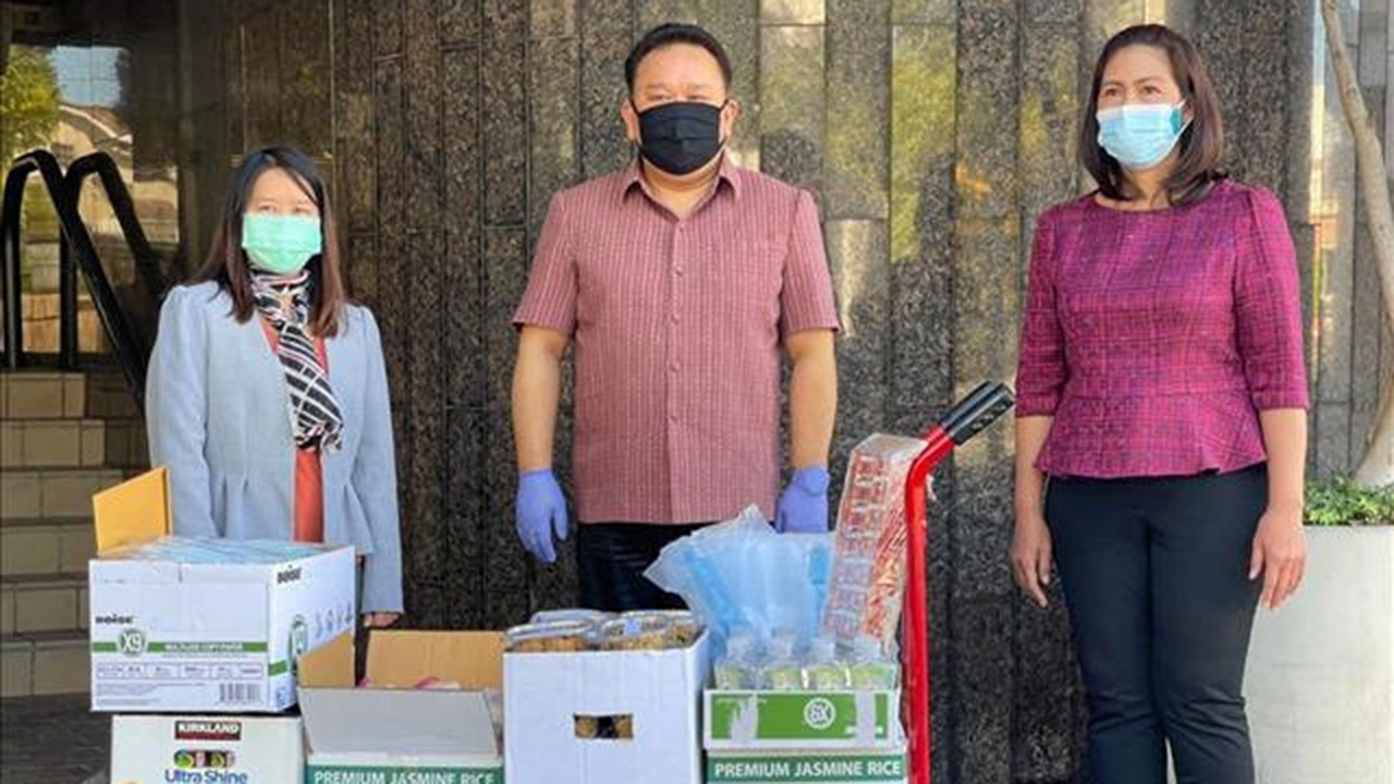กสญ.ณ นครลอสแอนเจลิส มอบสิ่งของช่วยผู้ป่วยติดเชื้อโควิด-19 ที่ไม่สามารถไปทำงานได้