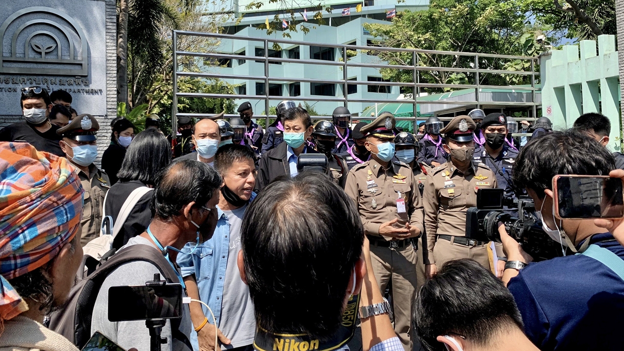 กะเหรี่ยงบุกกระทรวงทรัพยากรฯ ไร้เงา "รมว.ท็อป" ขู่ไปลุยทําเนียบ