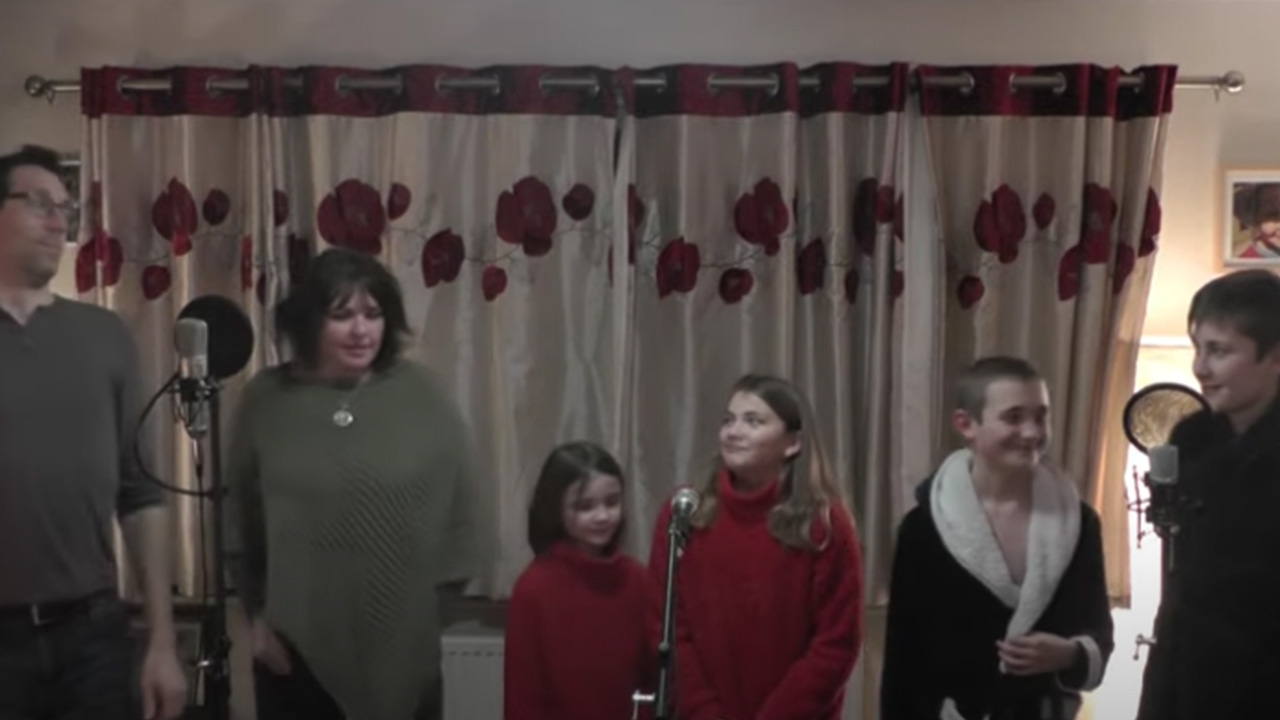 สุดทึ่ง ครอบครัวคุณหมออังกฤษ ร้องเพลงแสนไพเราะ เจอล็อกดาวน์โควิดรอบ 3 (คลิป)