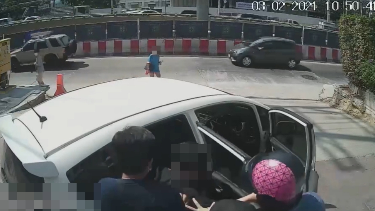 แชร์ว่อน สาวถูกชายฉกรรจ์ดักอุ้มขึ้นรถ หน้าคอนโดฯ บางเขน ตร. รู้เบาะแสแล้ว (คลิป)