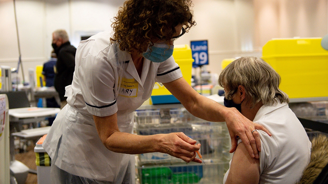 จำนวนผู้ได้รับการฉีดวัคซีนแซงหน้ายอดผู้ติดเชื้อรวมทั่วโลกแล้ว