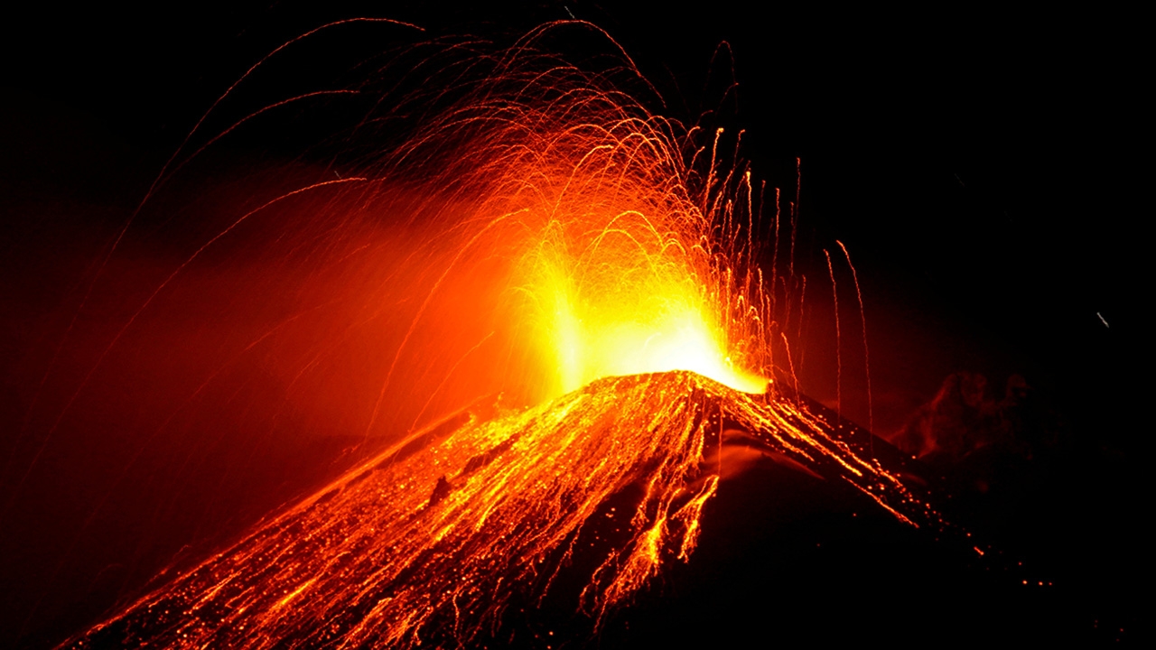 ภูเขาไฟเอตนาในอิตาลี ปะทุครั้งใหม่ พ่นลาวาร้อนแดงฉาน สุดน่ากลัว (คลิป)