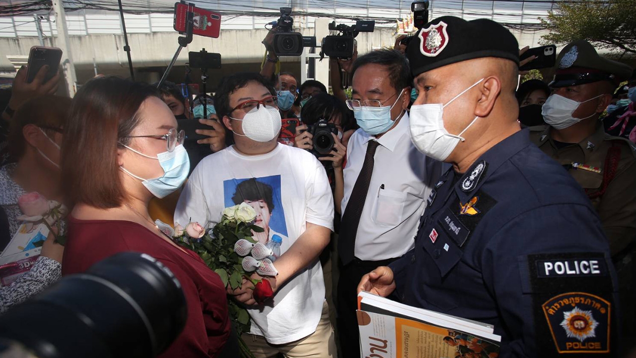 22 นศ.คณะราษฎร เข้ารับทราบข้อกล่าวหา สภ.คลองหลวง-ตร.ตรึงกำลังเข้ม