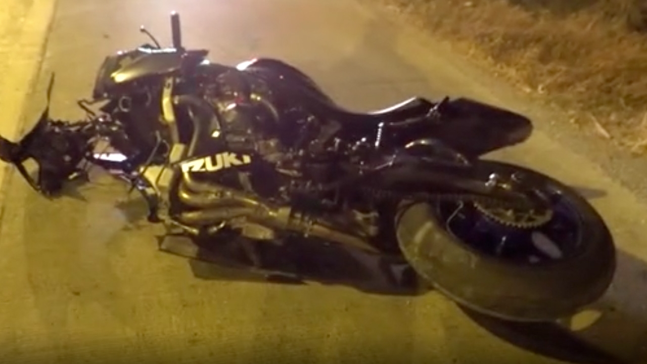 เละเป็นซาก บิ๊กไบค์ซิ่ง เสยป้ายบอกทาง ไบเกอร์กระเด็นดับสยองคาที่