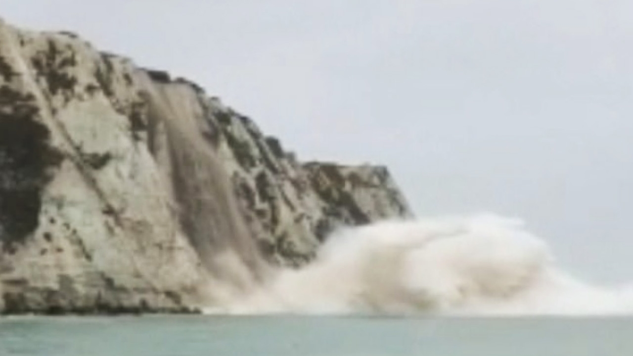 "หน้าผาสีขาวแห่งโดเวอร์" แลนด์มาร์กของอังกฤษพังถล่ม