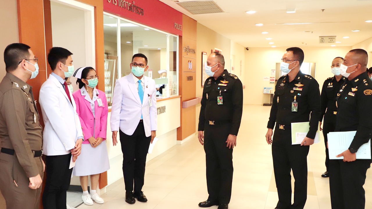 ทบ. เยี่ยมตำรวจบาดเจ็บเหตุการณ์โคราช พร้อมเตรียมทำบุญให้ผู้เสียชีวิต