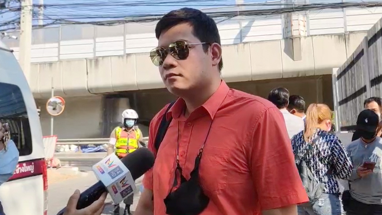 ครูใหญ่มา สภ.คลองหลวง รับทราบข้อกล่าวหา อัด ตร.ทำเกินเหตุปิดถนน-จอดรถน้ำ