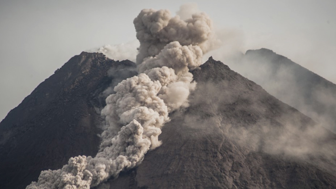 สะพรึง ภูเขาไฟมาราปี อันตรายสุดในอินโดฯ ปะทุครั้งใหม่