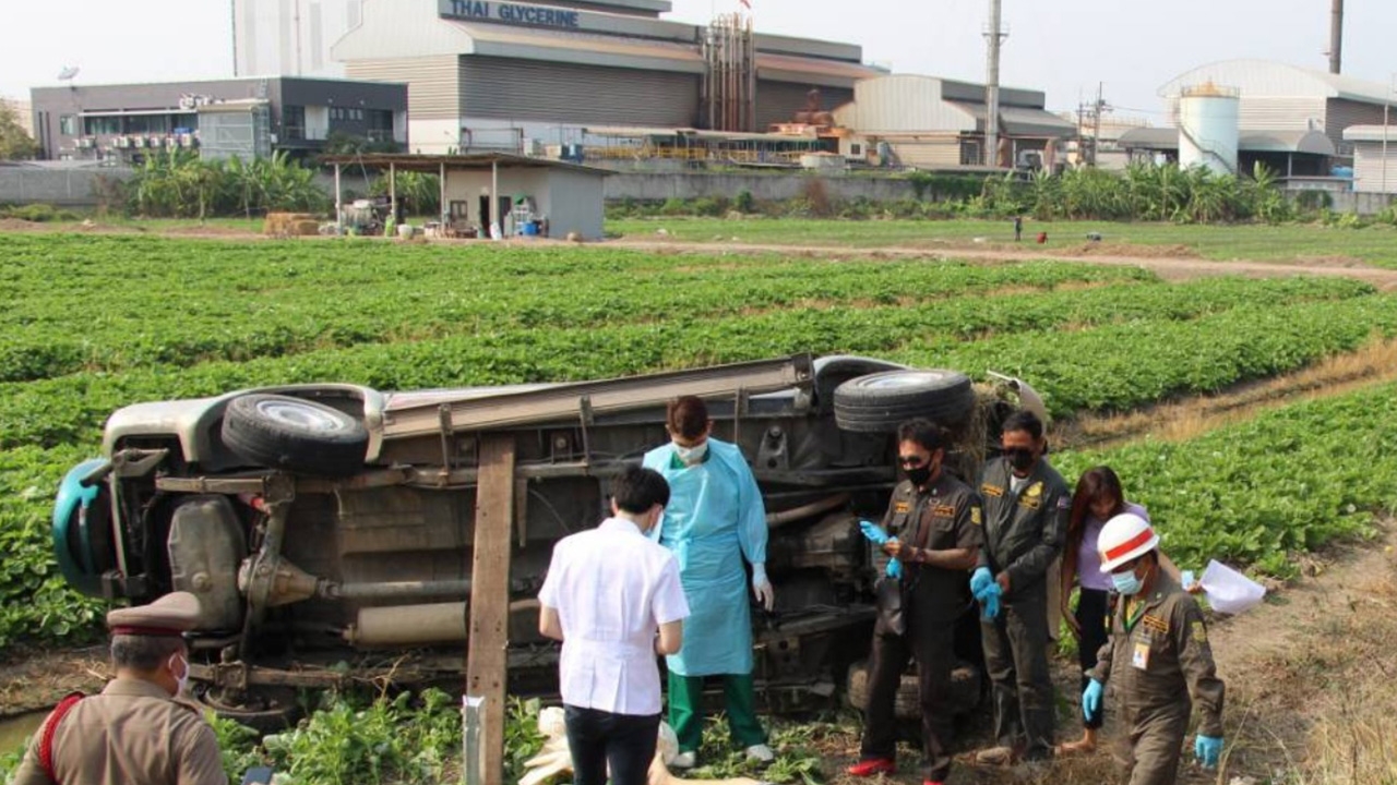 รถเอสยูวีเฉี่ยวกับรถขนส่งพัสดุที่กระทุ่มแบน คนขับกระเด็นถูกทับตายคาที่