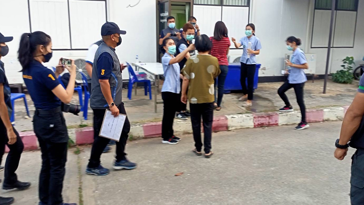 กองปราบ ตร.ชัยภูมิ บุกจับ 36 เจ้าของที่พักร้านค้าโกง "เราเที่ยวด้วยกัน"