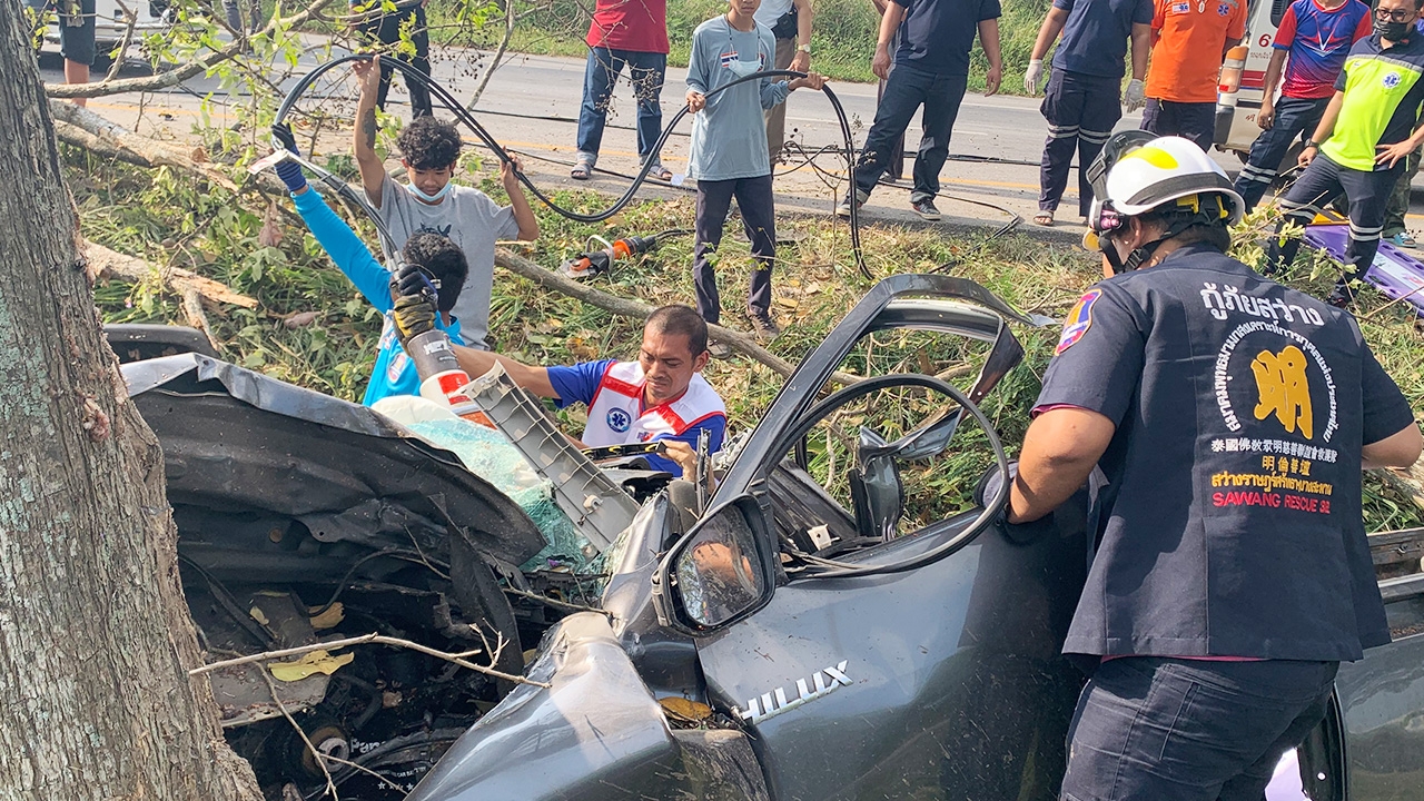 รถบรรทุกไก่สดเสียหลักลงร่องกลางชนต้นไม้ยับทั้งคัน ตาย 2 ศพที่บางสะพาน