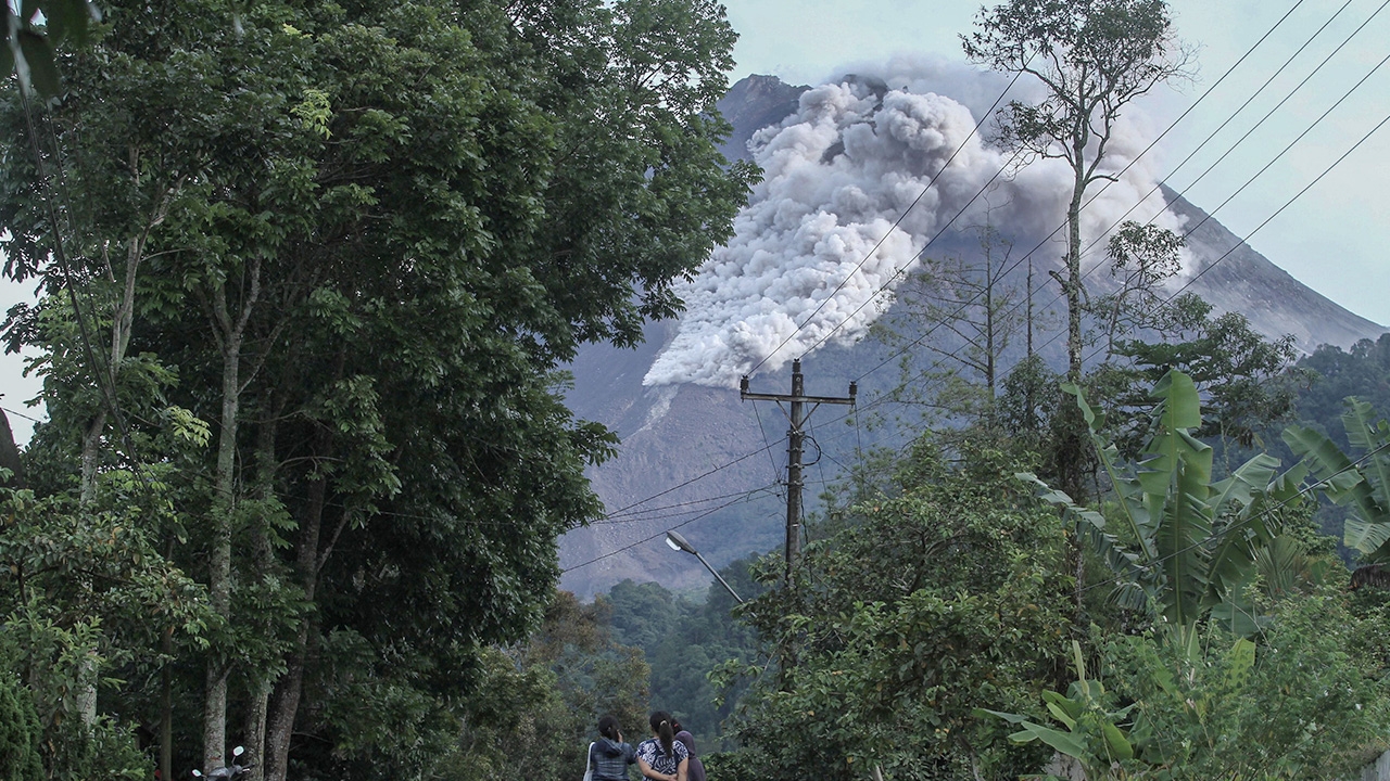ระทึก นาทีภูเขาไฟมาราปีปะทุ อินโดฯยกระดับเตือนภัย ขั้นรองสูงสุดแล้ว (คลิป)