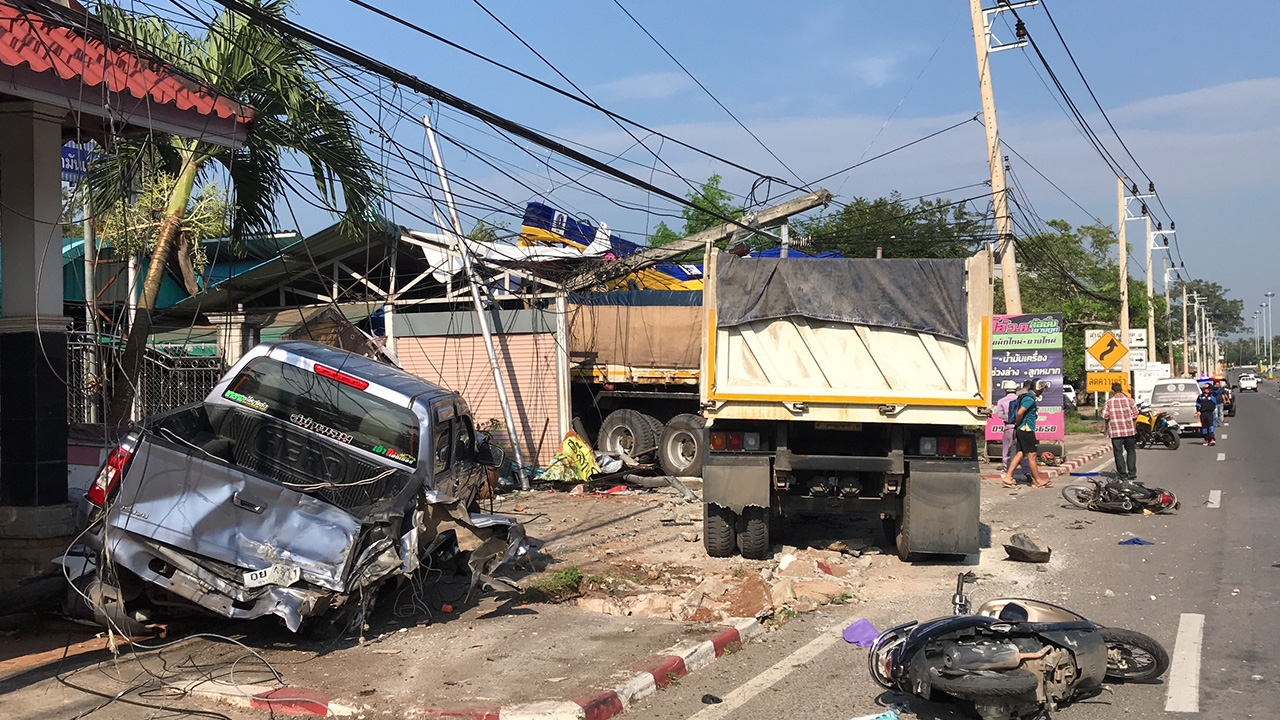 บรรทุกพ่วง 22 ล้อเบรกแตก ชนวินาศสันตะโร 9 คัน ตำรวจสาหัส 1 โดดหลบไม่ทัน