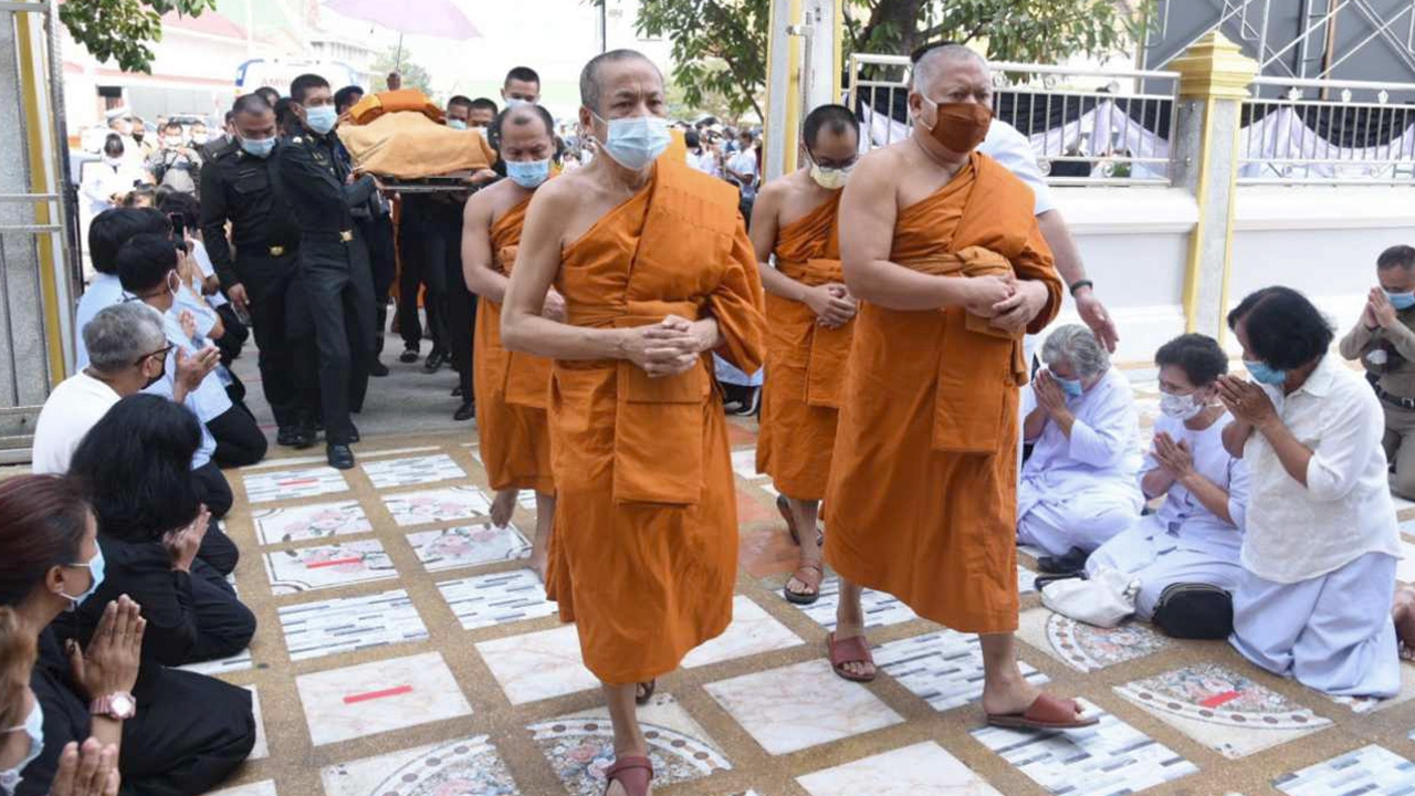 ศิษย์รอรับสรีรสังขาร หลวงปู่ยงค์ บำเพ็ญกุศลวัดโสธรฯ 100 วัน 