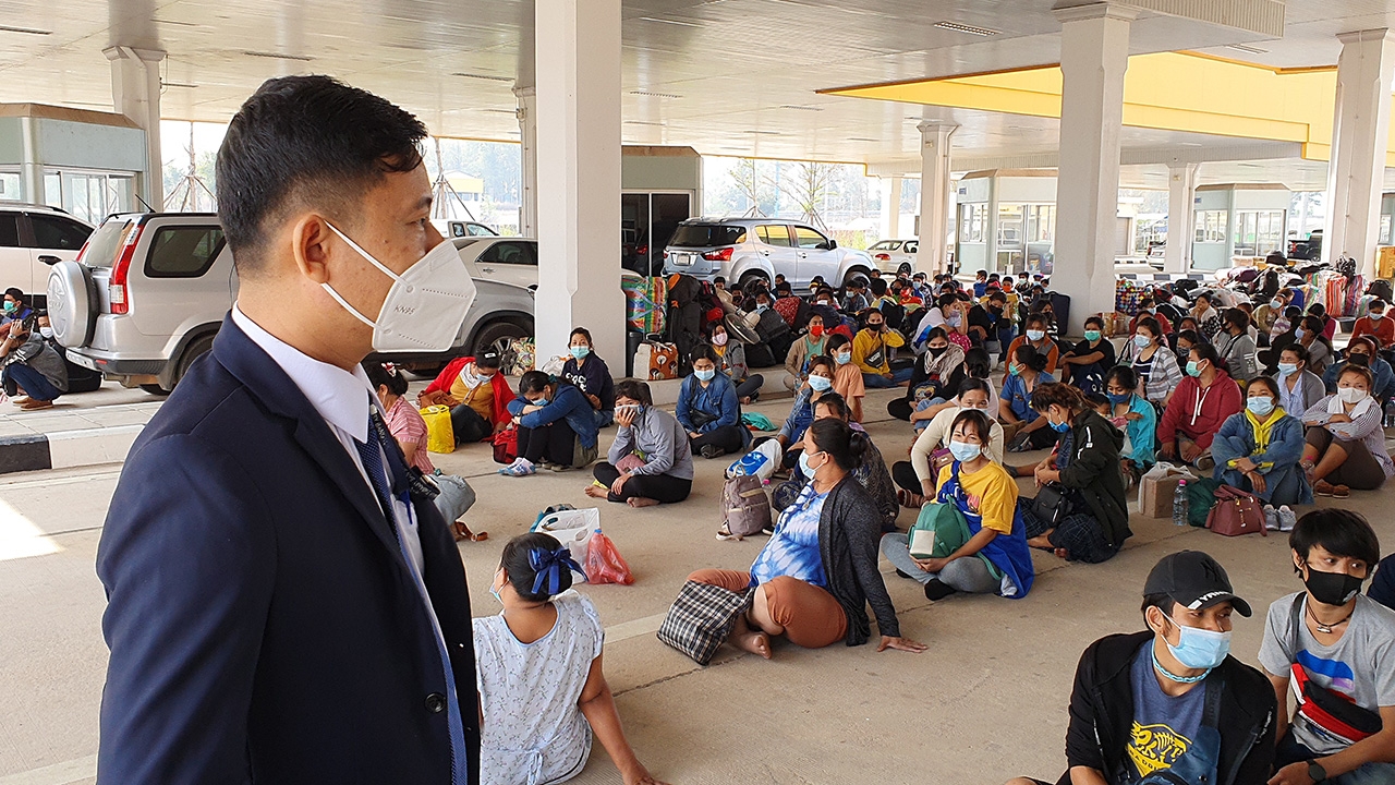 แรงงานเมียนมา 191 คน จากระนองถึงด่านชายแดนแม่สอด รอผลักดันกลับประเทศ