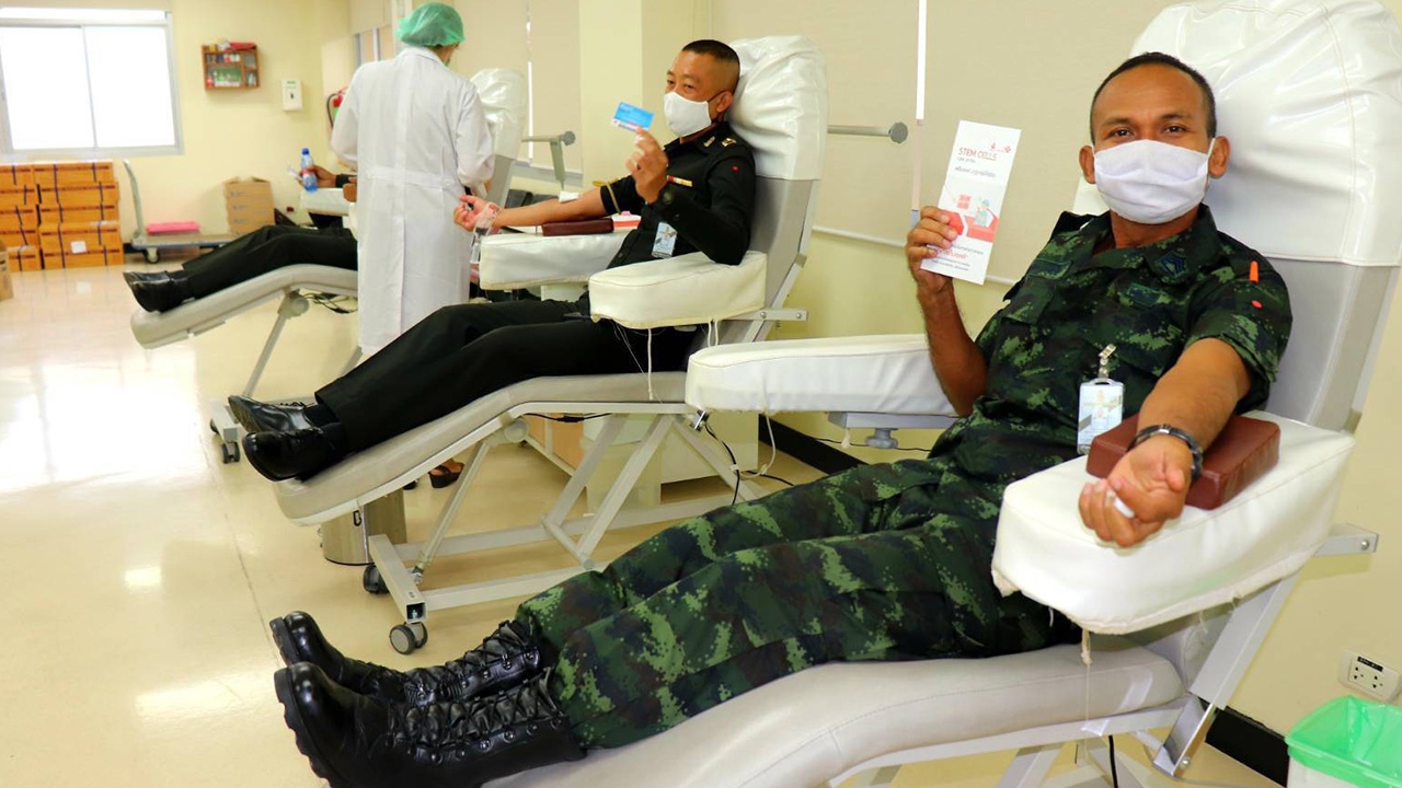 กองทัพบกนำทหารจิตอาสาจาก พล.ม.2 รอ. ร่วมบริจาคเลือดให้โรงพยาบาลศิริราช 