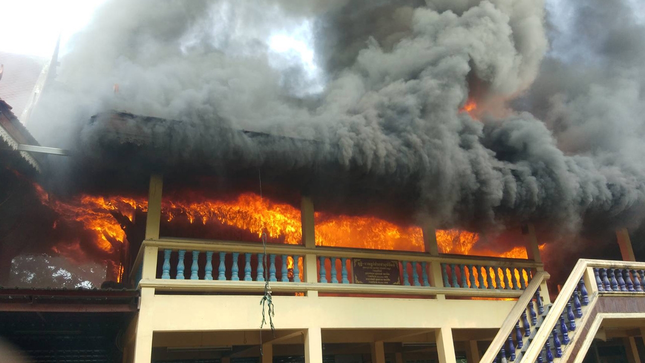 ไฟไหม้วอด “กุฏิไม้สักทอง” วัดปทุมวัน ผลาญ 3 หลัง เสียหายกว่า 10 ล้านบาท