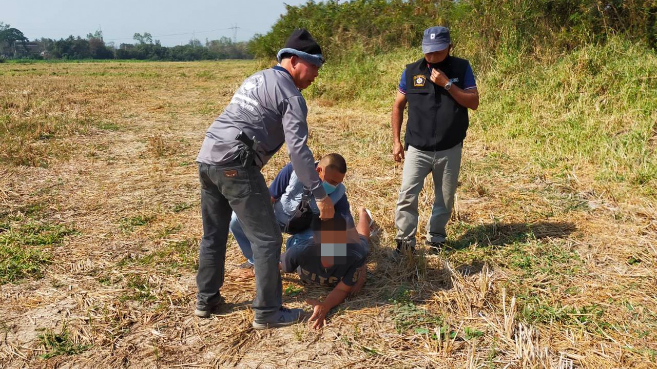 ตร.ปลอมเป็นชาวนา รวบพ่อค้ายา สารภาพดูแล้วทรงสืบแน่นอน คิดจะหนีแต่ลังเล