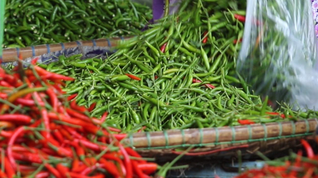 ใครกันแน่? อยู่เบื้องหลัง "พริกแพง" กลไกตลาด คนกลาง หรือโควิด (คลิป)