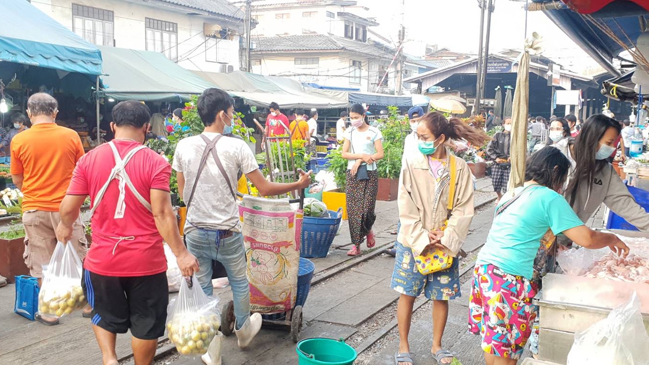 ชาวบ้านแห่ซื้อของตุนที่ตลาดทางรถไฟมหาชัย ก่อนปิดตลาดสกัดโควิด 7 วัน