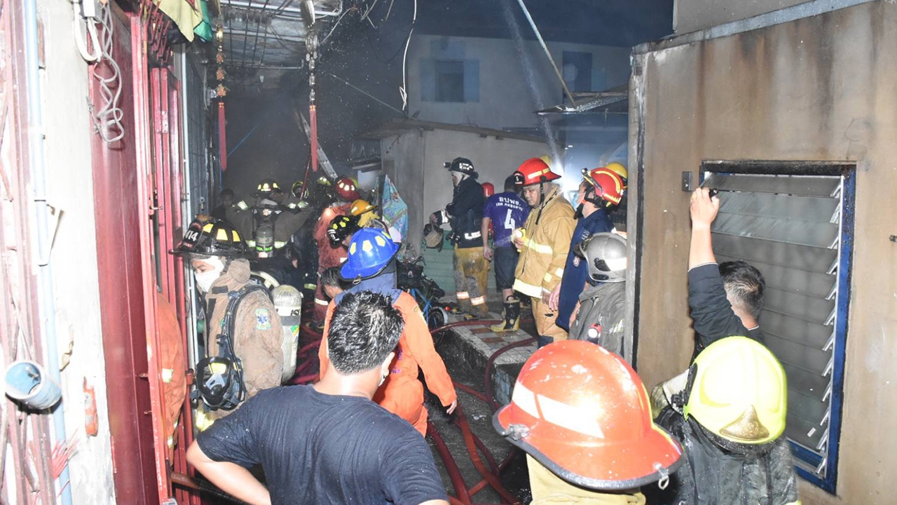 รถน้ำ 20 คันดับไฟไหม้ตึกแถวเก็บของเก่า ซอยนครสวรรค์ 1 วอดรวม 5 หลัง