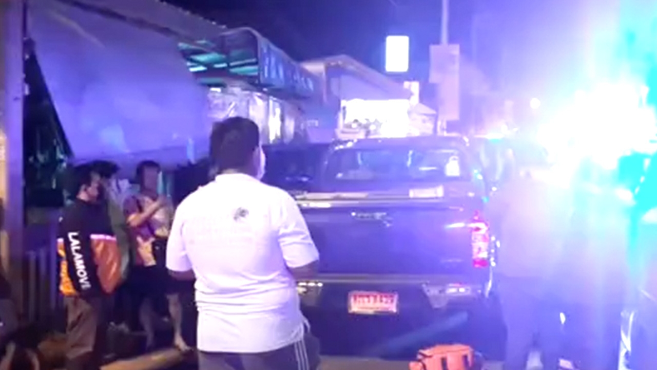 ลุงขับเก๋งปาดหน้ากระบะ ลามทะเลาะเด็ก 13 โดนไล่แทงพ่อไปช่วยโดนทิ่มอกสาหัส