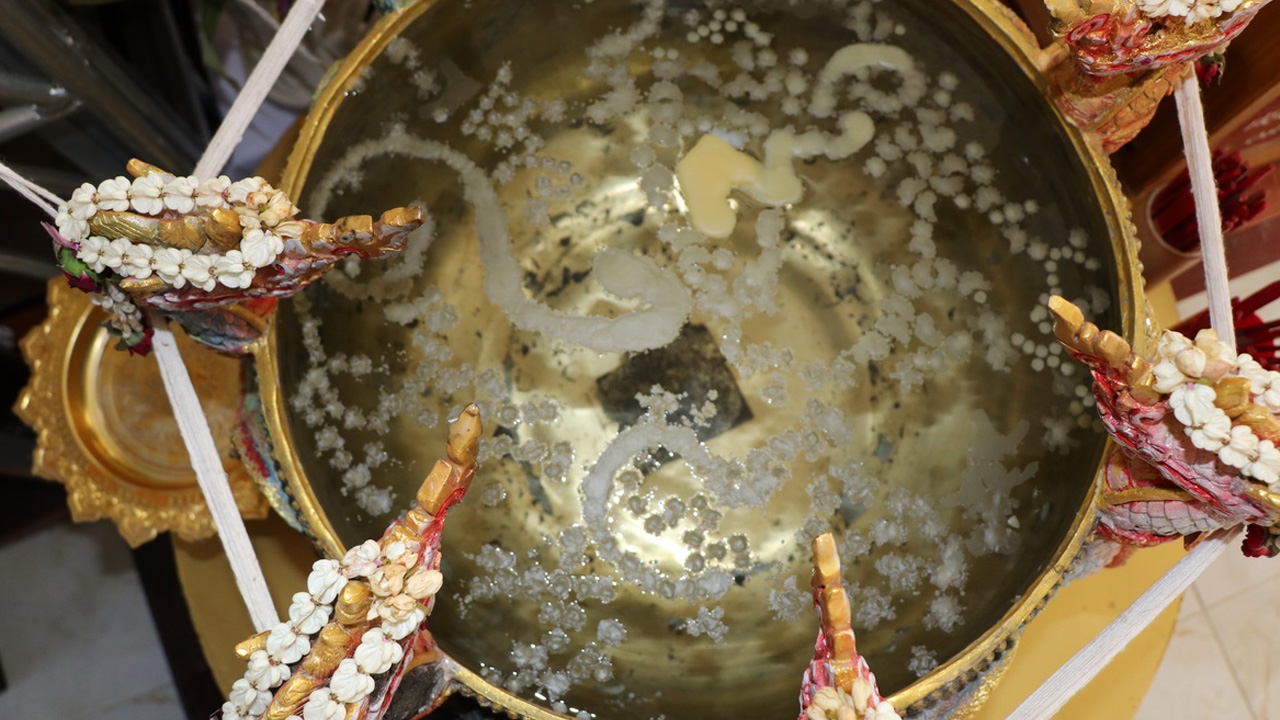 คอหวยขอรวยอีกงวด ส่องขันน้ำมนต์ "แม่แก้วเรือนทอง" หลังรับทรัพย์หลายแสน