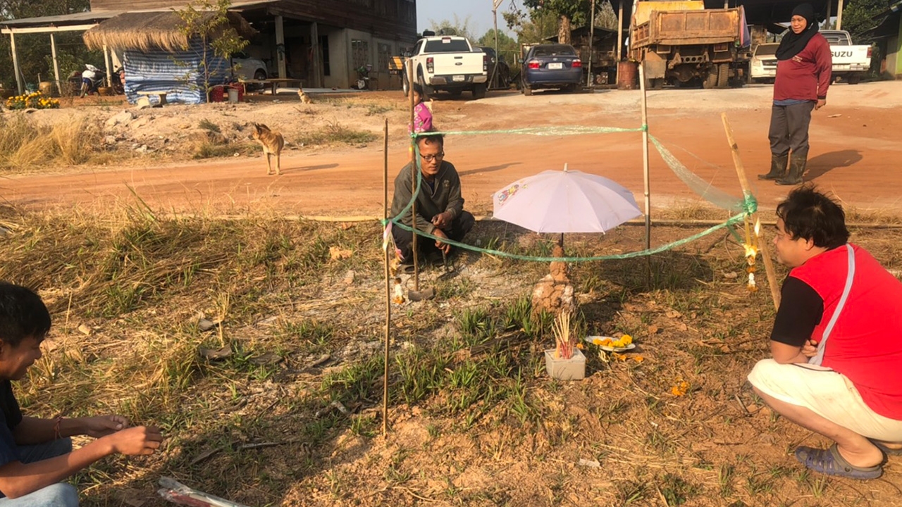 คอหวยแห่กราบจอมปลวกคล้ายพระพุทธรูป นำแป้งโปรยขอเลขเด็ดงวดนี้