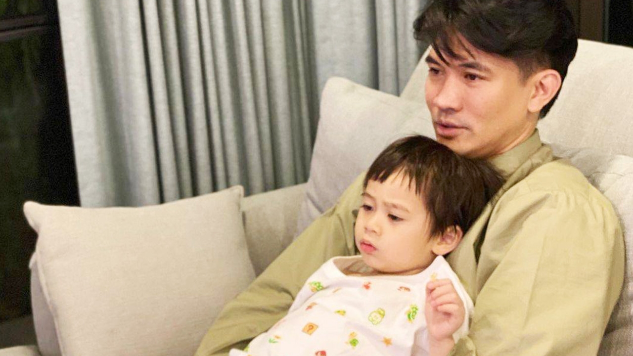 พบลุงคลั่งหลาน 1 อัตรา น้องสายฟ้า-ลุงเคน นั่งโซฟา อบอุ่นน่ารักมาก