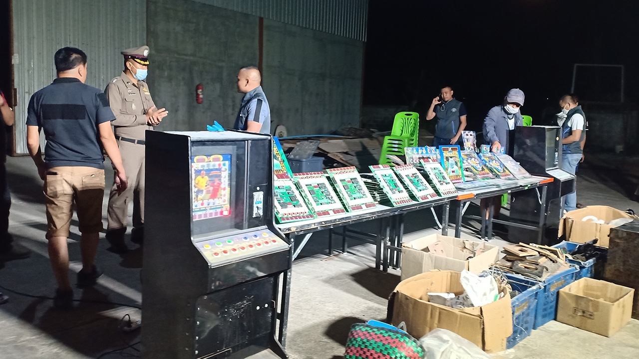 บุกโกดัง ยึดตู้พนันฯ-อุปกรณ์อื้อ เผยเสี่ยขนมาซุก หลังกวาดล้างบ่อนหนัก