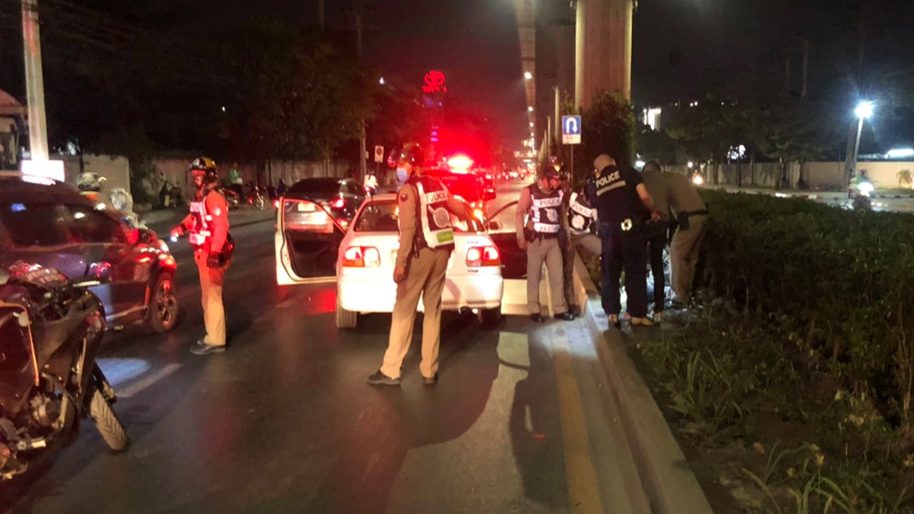 2 โจ๋กลัว ตร.ซิ่งกระบะหนีระทึก ไม่รอดถูกรวบ ค้นเจอ "เค-กระท่อม"