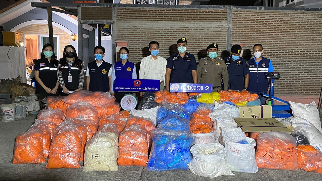 ทลายแหล่งลอบค้าถุงมือแพทย์ใช้แล้ว ย่านลำลูกกา มูลค่ากว่า 5 ล้านบาท