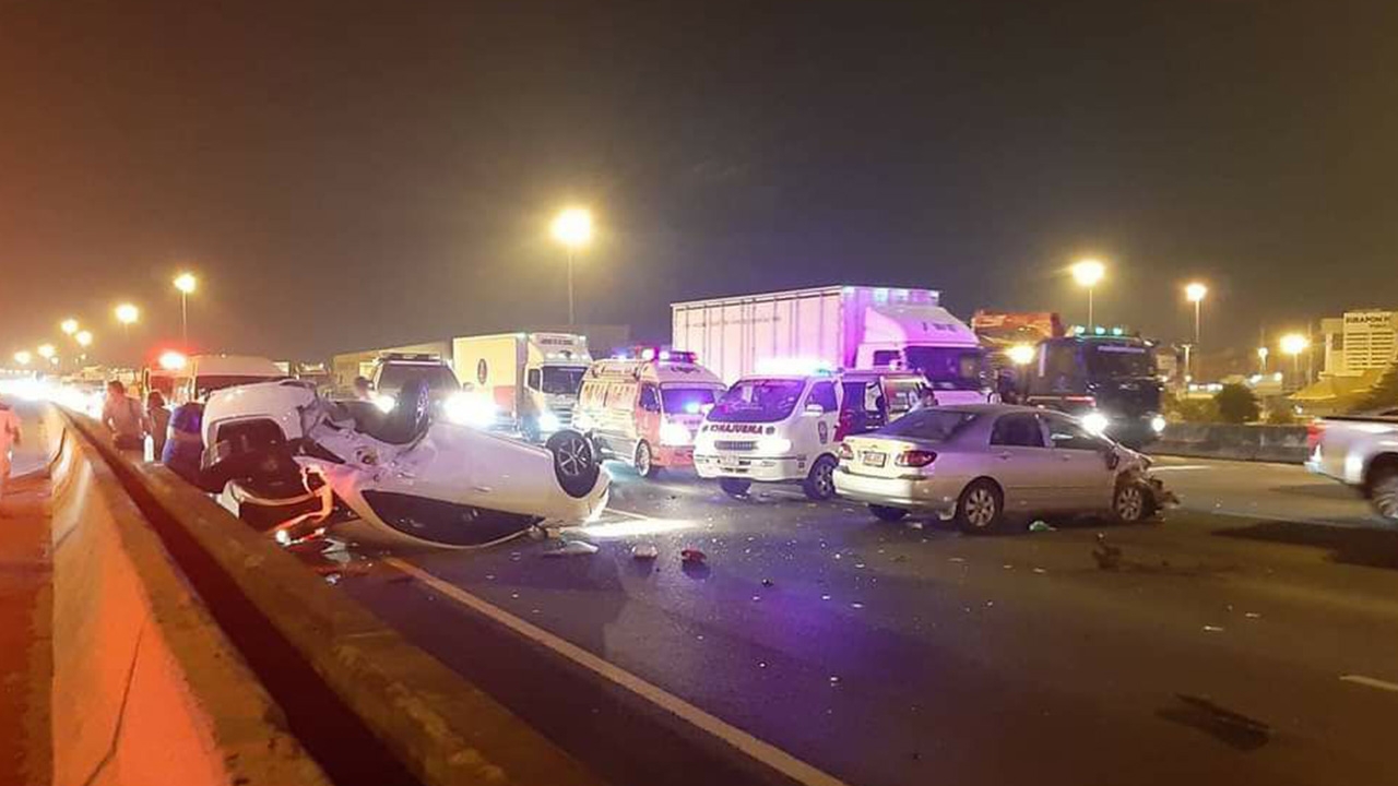 ด่วน รถชน 10 คันรวด บนทางด่วนกาญจนาฯ ก่อนถึงด่านเทพารักษ์ เจ็บ 5 ราย