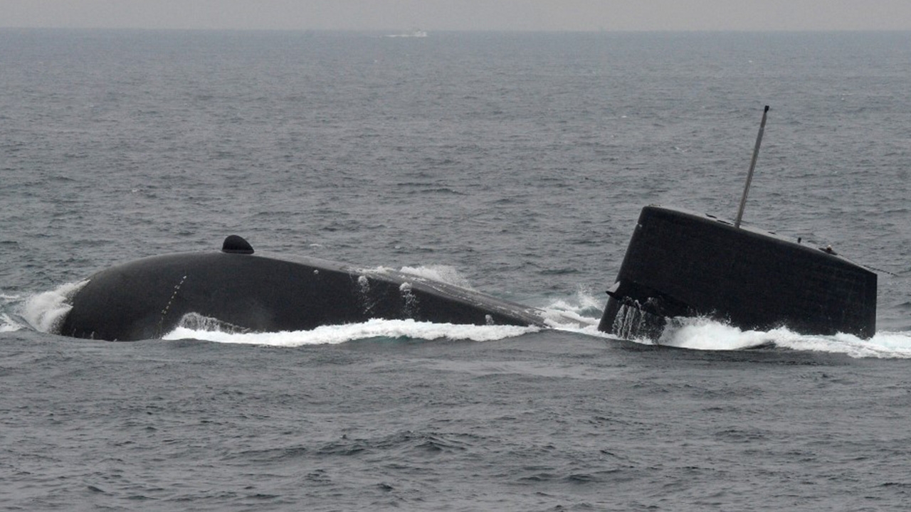 'เสียหายกว่าที่คิด' เรือดำน้ำญี่ปุ่นชนเรือสินค้า ขณะโผล่ขึ้นเหนือน้ำ