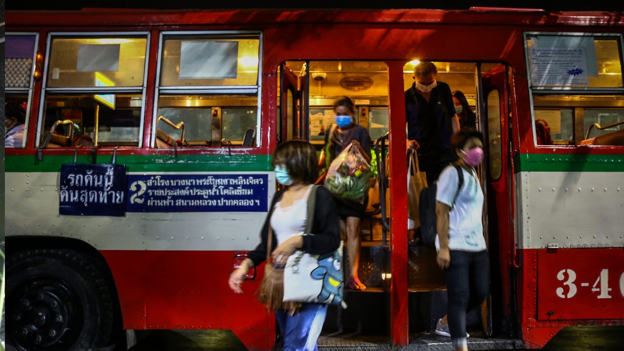 โควิด เพิ่มวิกฤติเหลื่อมล้ำ คนจนเสี่ยงติดเชื้อ รอคอยวัคซีน ตกงานเพิ่ม เงินไม่มี