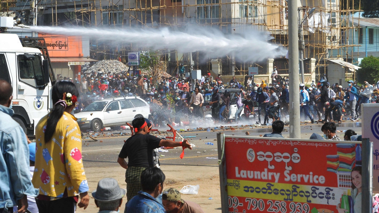 ช็อก สาวพม่าร่วมม็อบต้านรัฐประหาร โดนยิงด้วยกระสุนจริงเข้าศีรษะ โคม่า