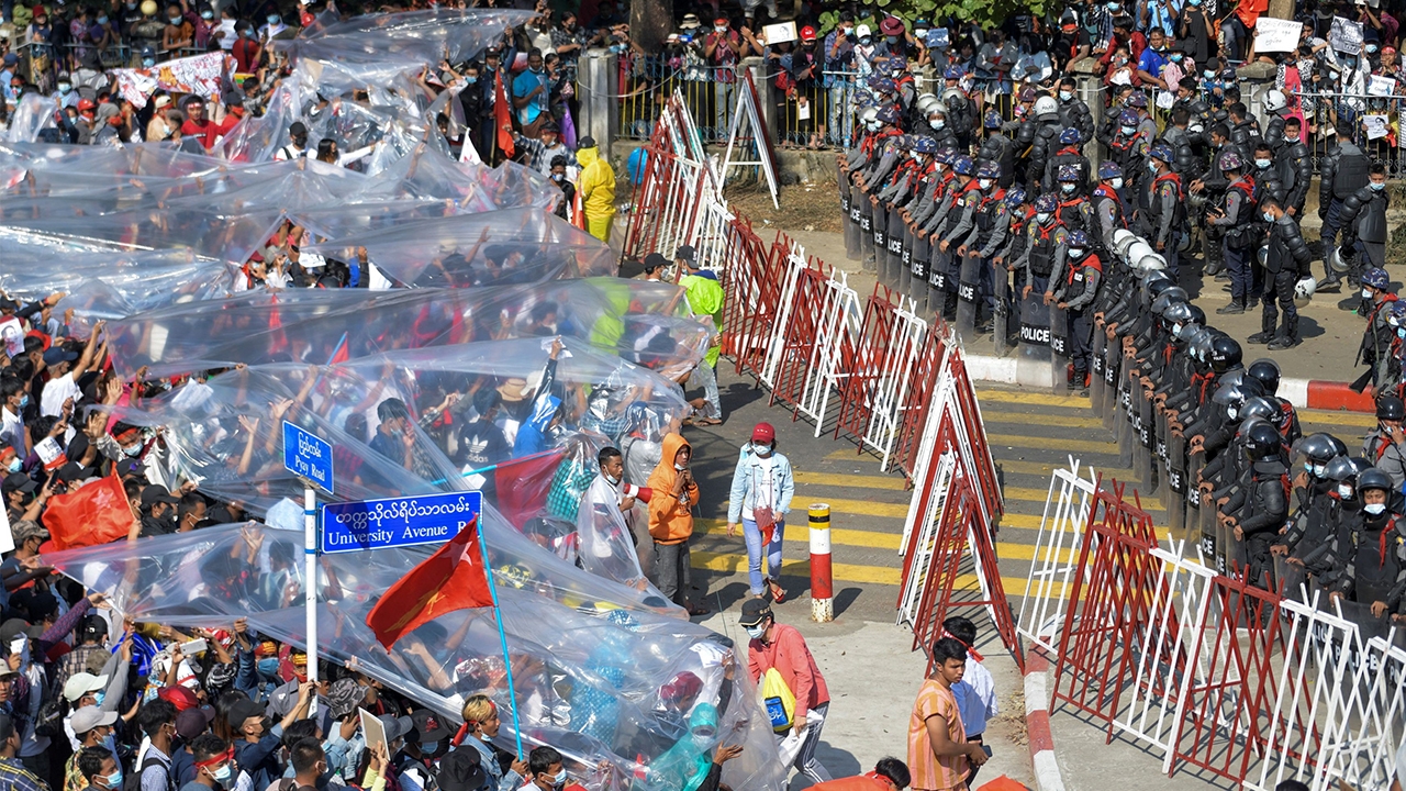 ผู้ประท้วงเมียนมาจุก ตำรวจใช้กระสุนยาง ในกรุงเนปิดอว์