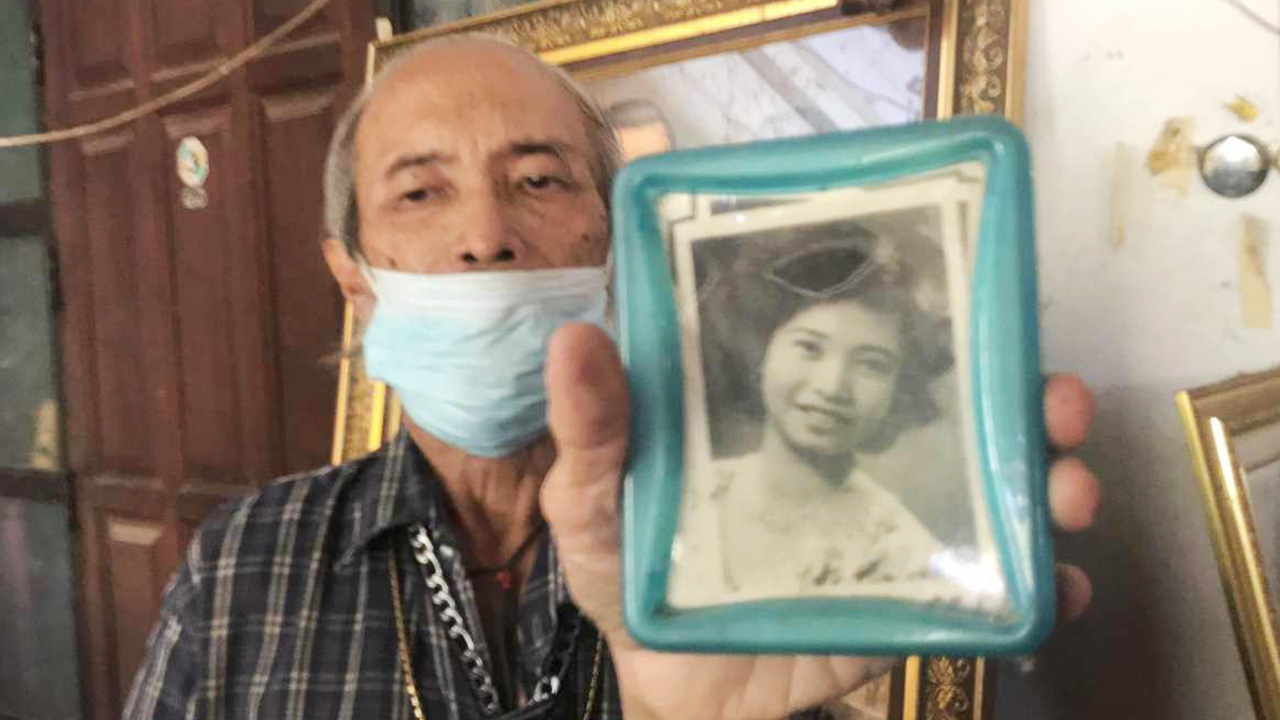 ลุงวัย 64 ทำใจไม่ได้ ปิดบ้านนอนอยู่กับศพแม่ นานเกือบเดือน