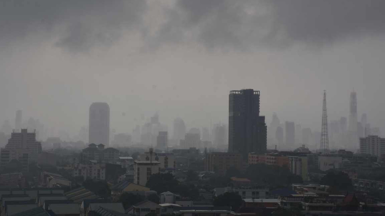 ฝนถล่มกทม. อุตุฯเตือนพายุลมแรง-ลูกเห็บตก ก่อนอุณหภูมิลด 2-6 องศาฯ