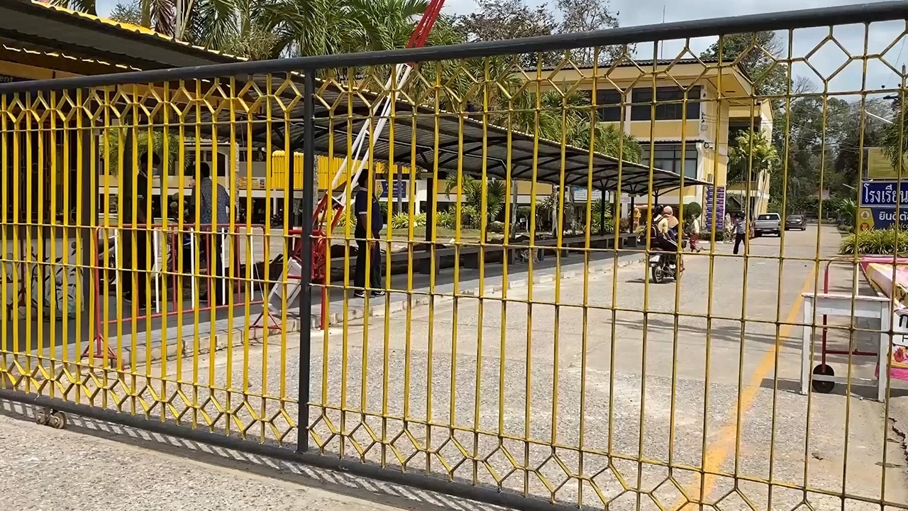 ให้ออก-แจ้ง 4 ข้อหา ผอ.วัย 60 ปีโชว์ปืนหน้าเสาธง พบสัมพันธ์เด็ก ม.3