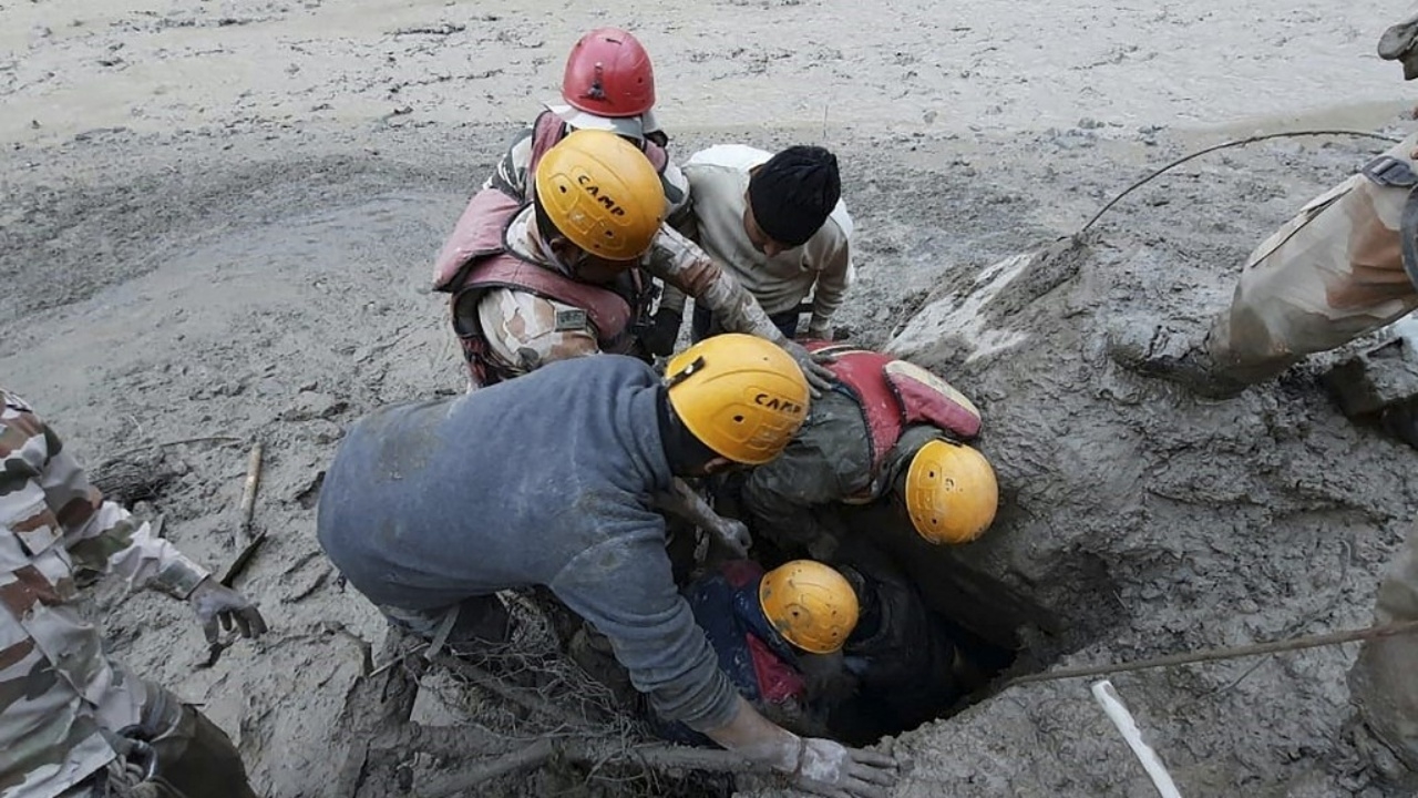 กู้ภัยอินเดียเร่งหาผู้สูญหายกว่า 200 ชีวิต เหตุแผ่นน้ำแข็งถล่ม